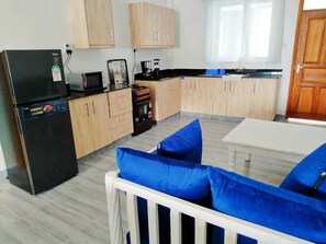 Appartement Confort | Cuisine privée | Réfrigérateur, four à micro-ondes, vaisselle et ustensiles