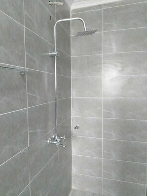 Comfort-Apartment | Badezimmer | Dusche, kostenlose Toilettenartikel, Bidet, Handtücher
