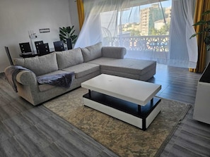 Appartement familial | Aire de séjour | Téléviseur connecté de 24 po avec télévision par satellite