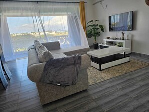 Familieleilighet | Oppholdsområde | En 24-tommers smart-TV med Parabol-TV