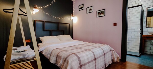 Standard Double Room with Private Bathroom | 高級寝具、遮光カーテン、防音設備、アイロン / アイロン台