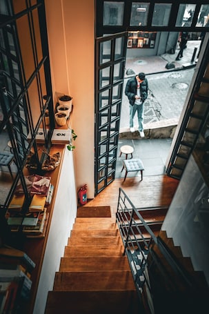 Entrada interior. Hostel Le Banc