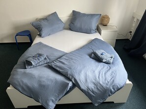 4 bedrooms, desk, free WiFi, bed sheets - Große Monteurs-/handwerker-wohnung mit 4 Großen Doppelzimmern (Bamberg)