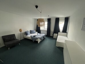 4 slaapkamers, een bureau, gratis wifi, beddengoed