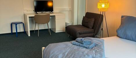 4 bedrooms, desk, free WiFi, bed sheets