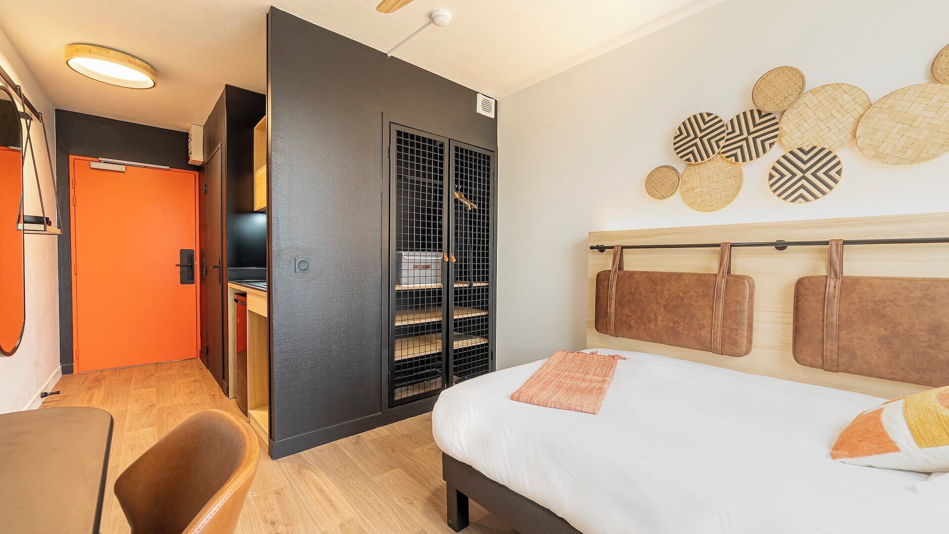 Standard-Studio, barrierearm | Individuell dekoriert, individuell eingerichtet, Schreibtisch