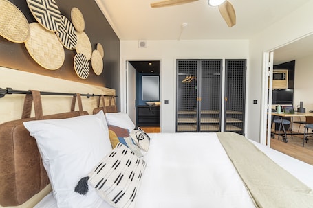 A modern bedroom with a bed, a desk, and a wardrobe.. Cowool Toulouse