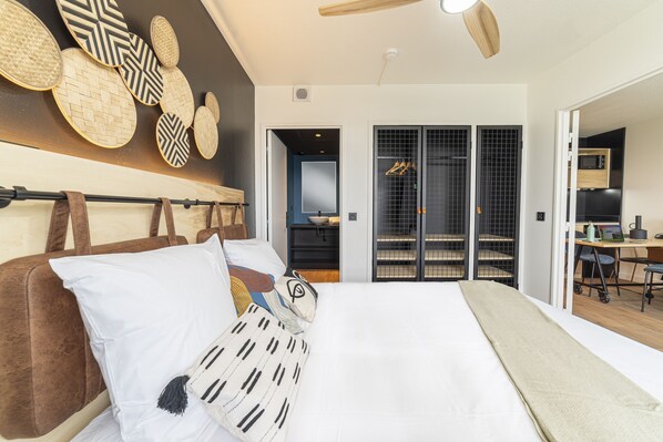 Departamento estándar | Decoración personalizada, muebles diferentes y escritorio