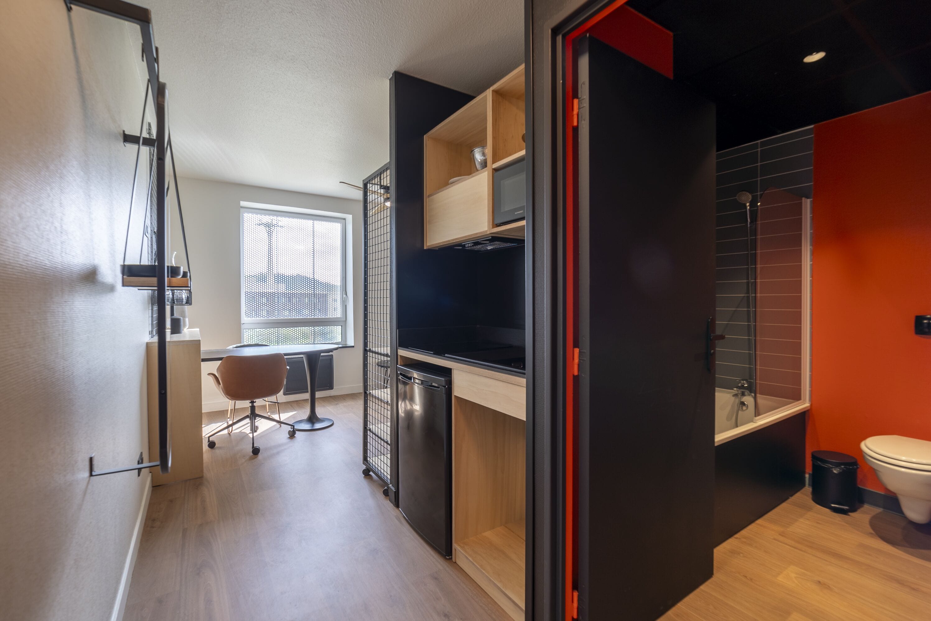 Studio Standard | Eget kök | Kylskåp, mikrovågsugn, spishäll och espressobryggare