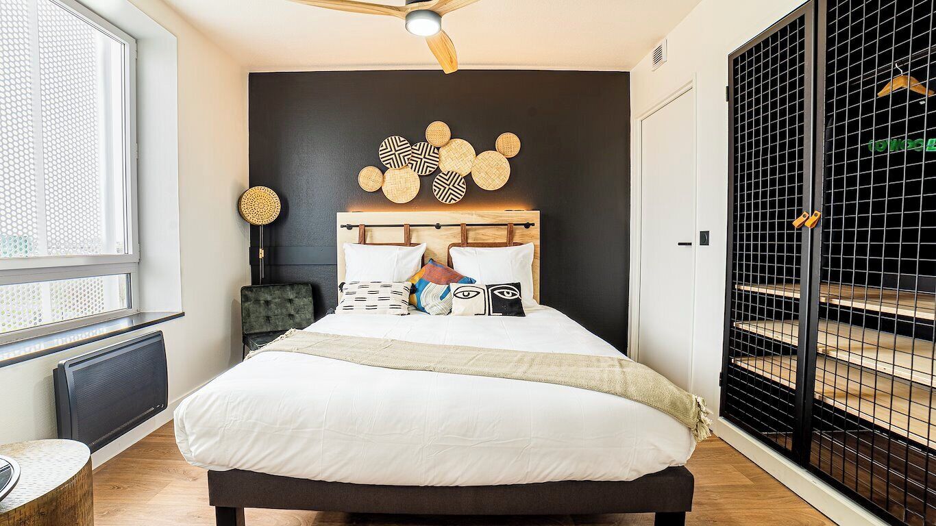 Individuell dekoriert, individuell eingerichtet, Schreibtisch