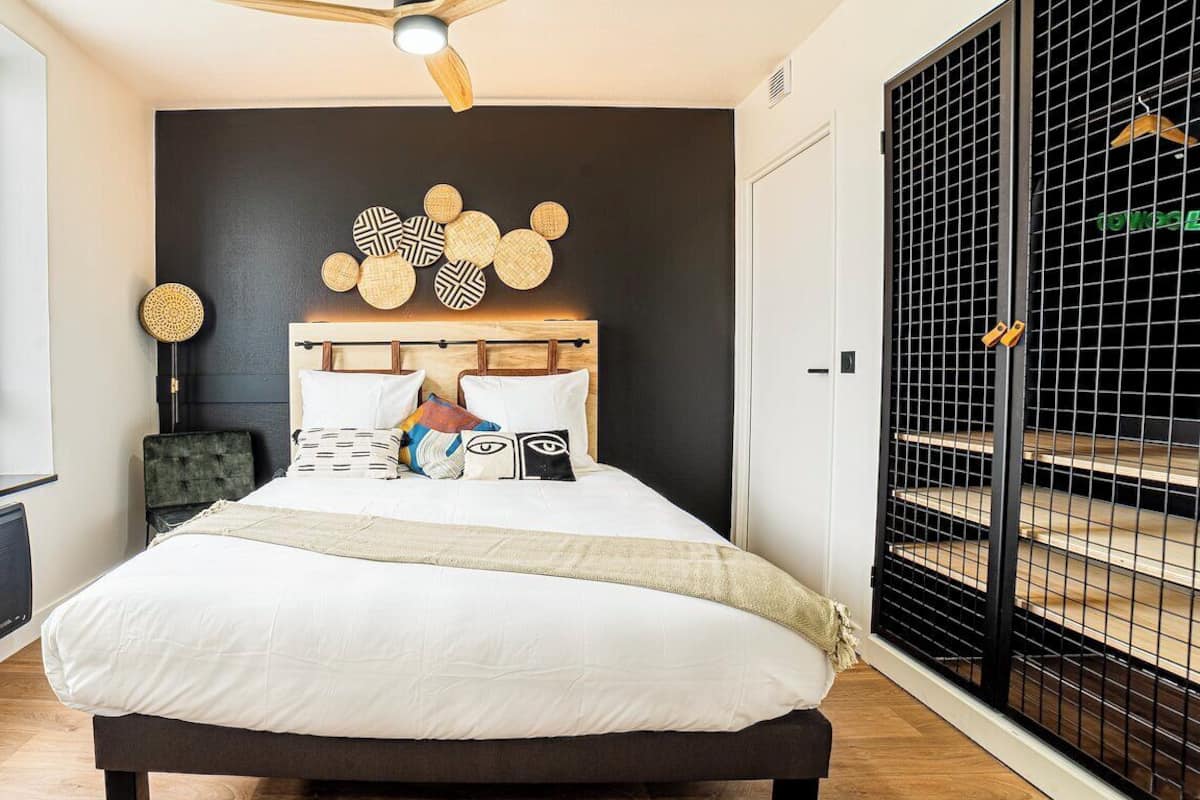 Individuell dekoriert, individuell eingerichtet, Schreibtisch