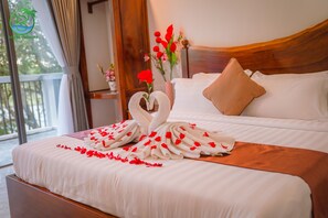 Deluxe Double Room, 1 King Bed, Pool View