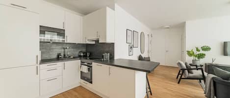 Kylskåp, mikrovågsugn, ugn och spishäll