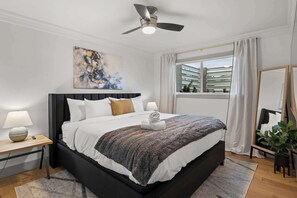 5 bedrooms, iron/ironing board, WiFi, bed sheets