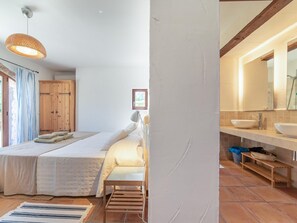 6 habitaciones, tabla de planchar con plancha, internet y ropa de cama