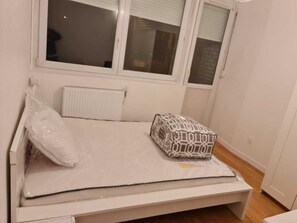 7 chambres, fer et planche à repasser, Wi-Fi, draps fournis