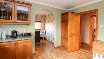Dishwasher, cookware/dishes/utensils