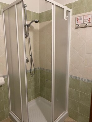 Shower, hair dryer, bidet, towels - Violetta House 2 - Air conditioning, Wi-FI, sea view (La Ciaccia)