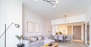 Een modern appartement met een zitkamer, eetgedeelte en keuken.
