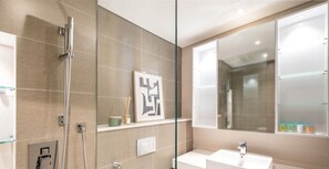 Een moderne badkamer met een douchecabine van glas, een grote spiegel en een wastafelmeubel met een wastafel.