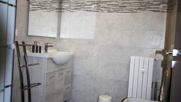 Camera Deluxe | Bagno | Doccia, asciugacapelli, bidet, asciugamani