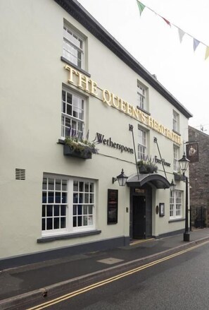 Exterior - The Queens Head By JD Wetherspoon (Tavistock)