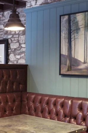 Interior - The Queens Head By JD Wetherspoon (Tavistock)