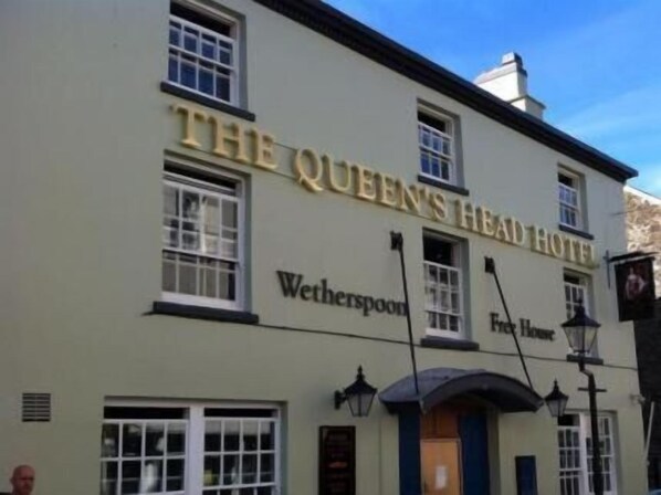 Exterior - The Queens Head By JD Wetherspoon (Tavistock)