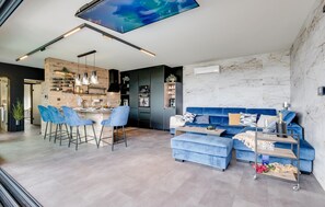 Smart TV, table football, ping pong, stereo