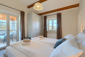 4 bedrooms, iron/ironing board, free WiFi, bed sheets