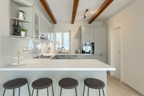 Fridge, microwave, oven, dishwasher - Villa Jurasi by Villas Guide (Muntrilj)