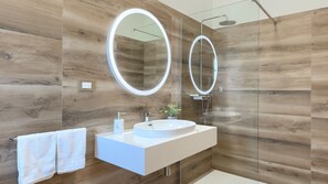 Een douche, een haardroger, handdoeken