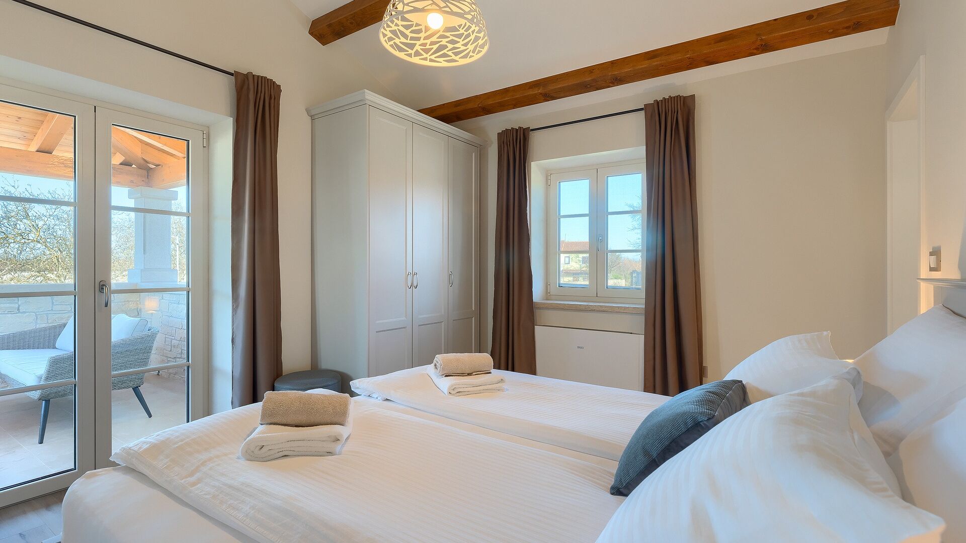 4 bedrooms, iron/ironing board, free WiFi, bed sheets