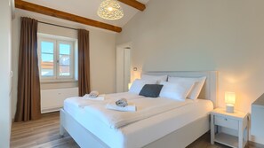 4 室のベッドルーム、アイロン / アイロン台、WiFi (無料)、ベッドシーツ