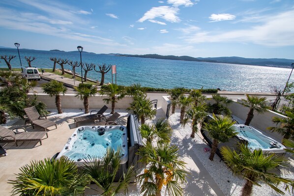 Terrace/patio - Apartment with a balcony, jakuzzi and a BBQ with a view on the beach (Orebic)