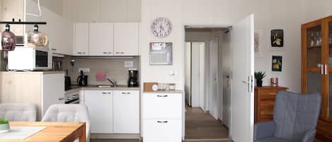 Réfrigérateur, micro-ondes, four, plaque de cuisson