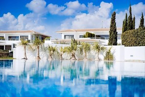 2 piscines extérieures, cabanas gratuites, parasols
