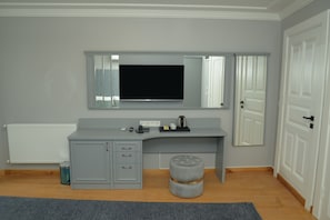 Chambre Deluxe double | Coffre-fort pour ordinateur portable, bureau, rideaux d’obscurcissement