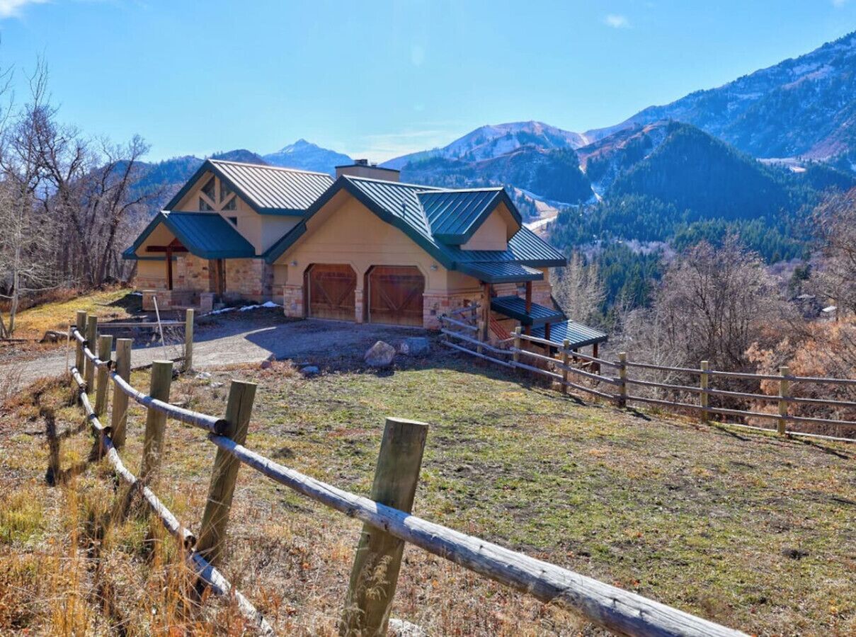 Incredible views • Hot tub • Bright & open • 2 kitchens • 5 minutes to Sundance Resort
