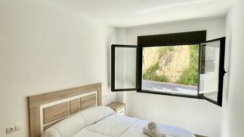 3 chambres, fer et planche Ă  repasser