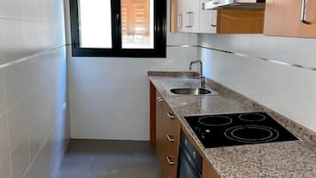 Frigorífico, microondas, horno y cafetera o tetera