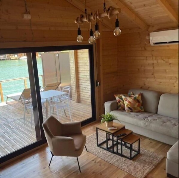 Casa premium | Área de estar | TV LCD 32 polegadas com canais a cabo
