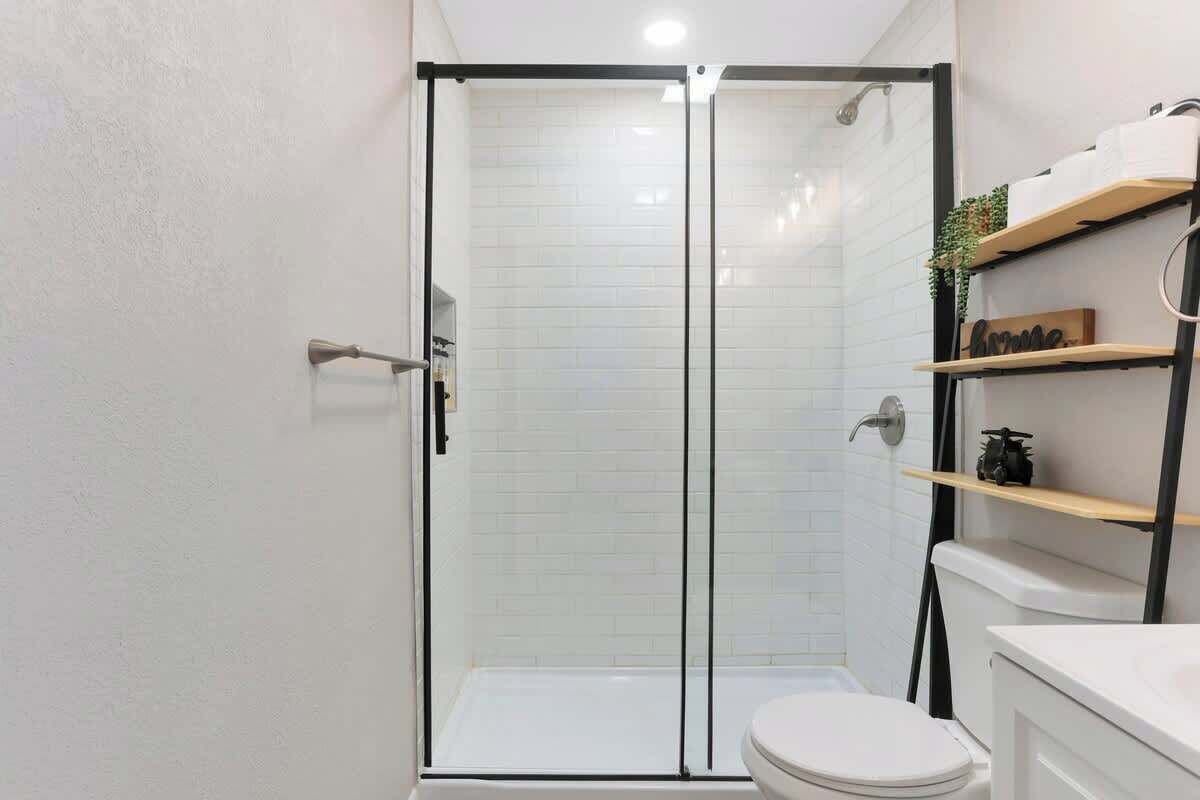 Ducha, secador de pelo, toallas y champú