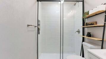 Ducha, secador de pelo, toallas y champú