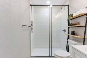 Douche, sèche-cheveux, serviettes fournies, shampoing