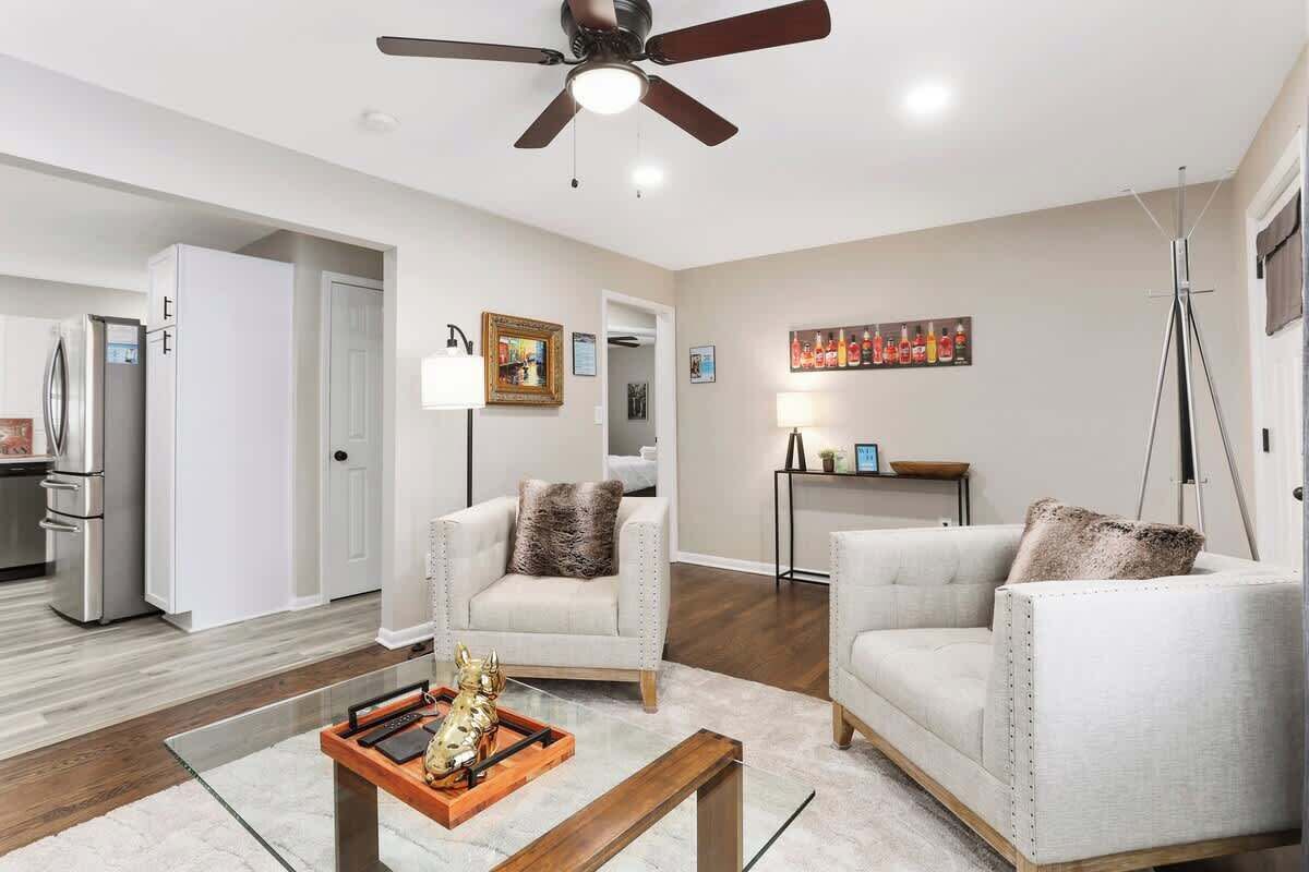 Una televisión, una oficina