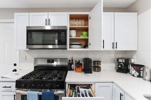 Fridge, microwave, oven, stovetop - KingBeds_Sleeps_Arcade_Near DT Lee Summit_FIFA 26! (Lee's Summit)