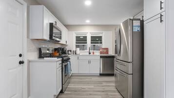 Refrigerador, microondas, horno, placa de cocina