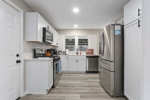 冷蔵庫、電子レンジ、オーブン、コンロ