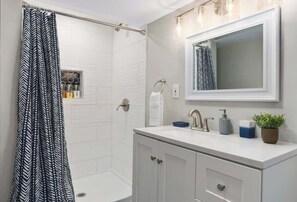 Ducha, secador de pelo, toallas y champú